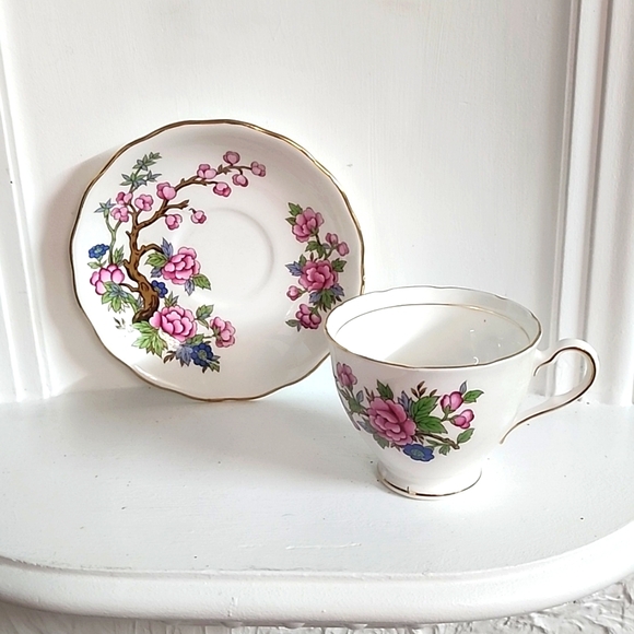 Vintage Colclough Fine Bone China Cup and Saucer Made in England - Picture 1 of 8